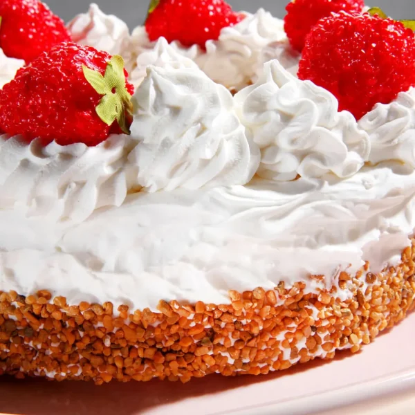 Brot & Kuchen^DecoWoerner Erdbeersahne Torte Lebensmittel-Attrappe rot