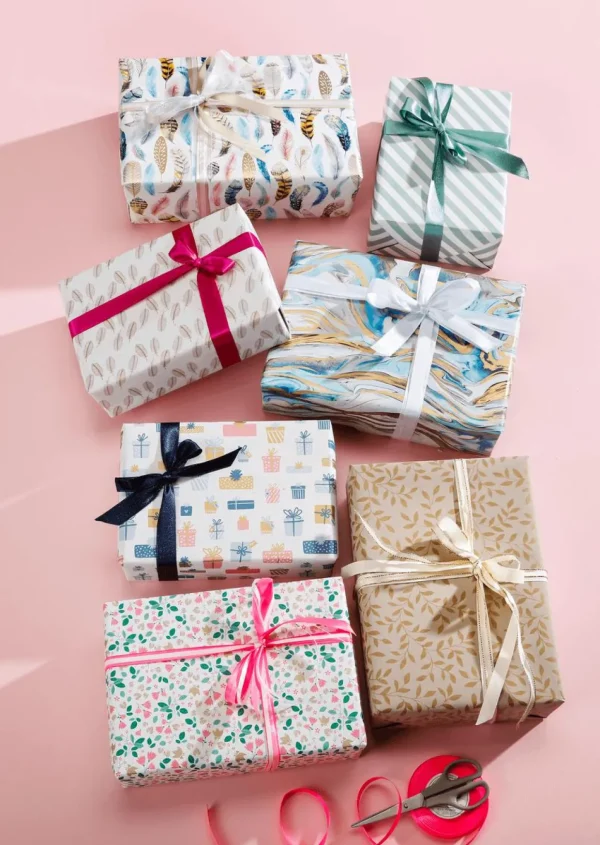 Geschenkpapier | Go Green - Nachhaltige Geschenkverpackung^DecoWoerner Nachhaltiges Kraftpapier Aus Zuckerrüben Mit Rosa, Blauen & Goldenen Geschenken – 50 M Geschenkpapier-Rolle mehrfarbig